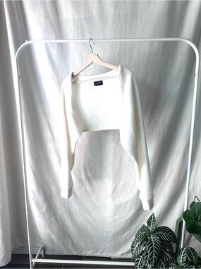 a round cover. Bolero White Ribbed sweater